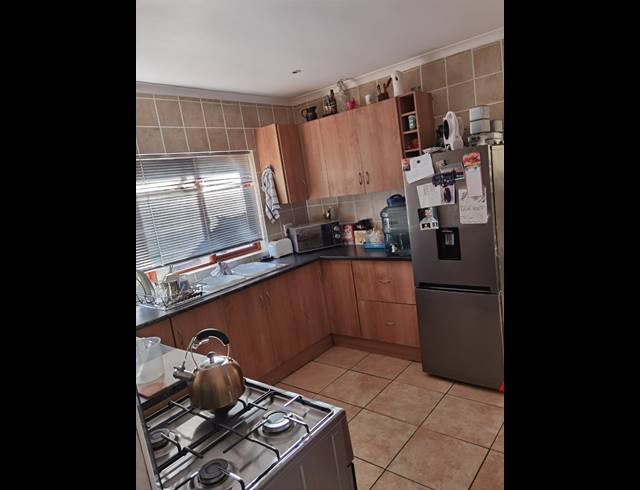3 BEDROOM FREESTANDING TO LET IN STRAND CENTRAL